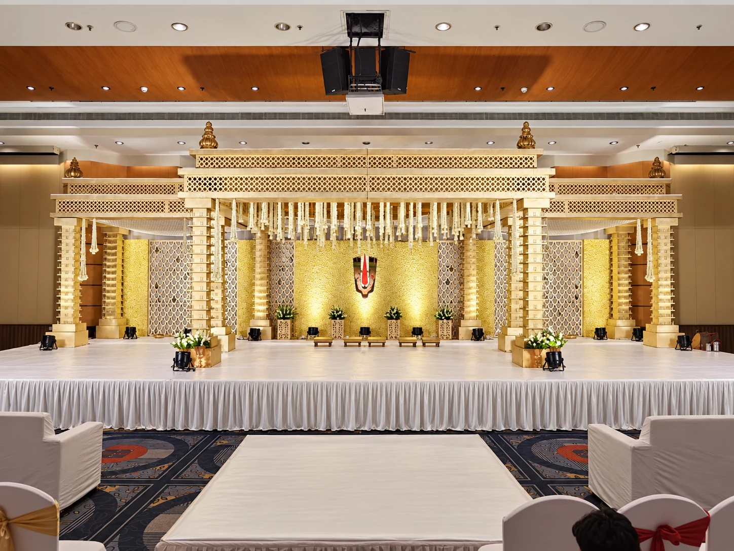 Wedding décor with thoughtfully arranged flowers, lighting and event styling